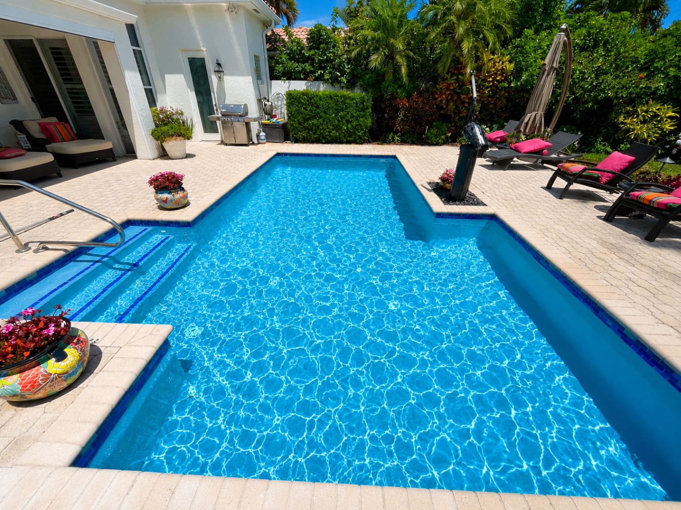 Finished pool with spa and paver deck by Forben Construction